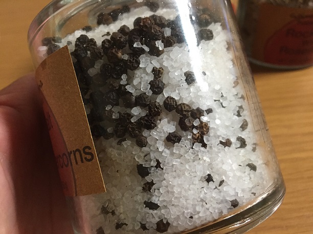 コストコの岩塩スパイスコレクション ３種類の岩塩入りボトルは飾っておくだけでキッチンがおしゃれに